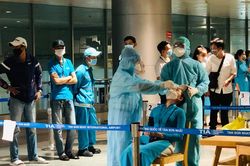Xét nghiệm COVID-19 cho cán bộ dịch vụ mặt đất sân bay Tân Sơn Nhất ngày đầu đi làm