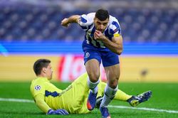 Ronaldo mờ nhạt, Juventus phơi áo trên sân Porto