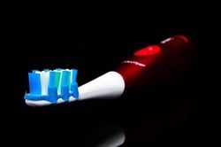 Đánh răng trong bóng tối để ngủ ngon