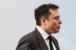 Cổ phiếu Tesla tuột dốc, Elon Musk mất ngôi người giàu nhất thế giới