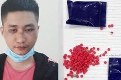 Bắt 'giang hồ' giấu 400 viên hồng phiến vào túi áo
