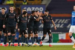 Everton 1-3 Man City: Mahrez lập tuyệt phẩm, Man City xây chắc ngôi đầu