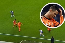 Ronaldo gây sốt khi khi rê bóng rồi đâm sầm vào đồng đội
