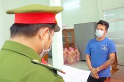 'Con bạc' chửi bới, giật phù hiệu, đánh Công an
