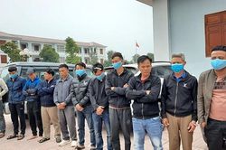 Hàng chục đối tượng tụ tập đánh bạc trong chuồng bò