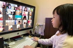 Học sinh và phụ huynh chật vật với học trực tuyến