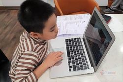 Trẻ 'mờ mắt' vì học online cả ngày trước máy tính