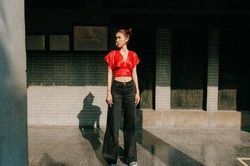 Minh Tú nói gì khi bị 'ném đá' vì mặc áo hở rốn, xẻ ngực khi đi chùa?
