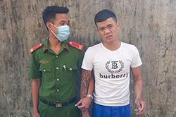 Bắt kẻ trộm vàng trốn dưới gầm giường