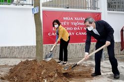 Phó Bí thư Thường trực Thành ủy Nguyễn Thị Tuyến dự lễ phát động Tết trồng cây tại quận Ba Đình