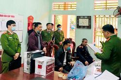 Khởi tố hiệu trưởng chiếm đoạt tiền bảo hiểm của giáo viên, học sinh
