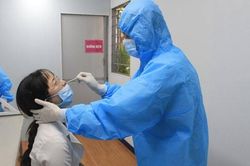 Lấy mẫu xét nghiệm Covid-19 cho nhân viên y tế về từ địa phương có dịch
