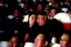 Vợ chồng ông Kim Jong Un thân mật đi xem ca nhạc