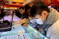 Giá vàng cao chót vót, vía Thần Tài phân vân mua ít hay nhiều