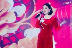 BÊN ANH MÙA XUÂN