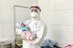 Bệnh nhi Covid-19 nhỏ tuổi nhất Việt Nam được ra viện