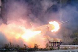 Tên lửa nhiệt áp TOS-1A của Nga khai hỏa