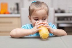 4 loại nước cực hại với trẻ nhỏ mẹ không nên cho con dùng