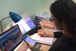 Con căng mắt học online qua điện thoại, bố mẹ cắn răng chi tiền sắm máy tính