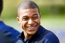 Lý do khó tin khiến Barca từng từ chối mua Mbappe