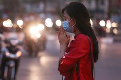 Tổ đình Phúc Khánh đóng cửa, người dân đứng ngoài vái vọng