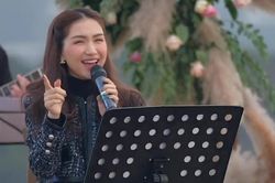 Hòa Minzy hát live 'Đồng xanh'