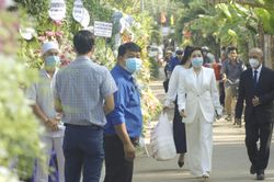 Đông đảo người dân đến viếng đồng chí Trương Vĩnh Trọng
