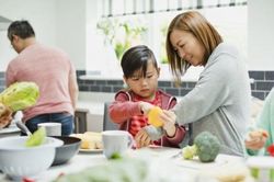Cùng con làm những món đồ truyền thống ngày Tết