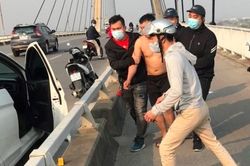 Buồn chuyện gia đình, người đàn ông suýt bỏ mạng ở cầu Bính