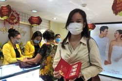 Vàng tăng giá, khách vẫn nhộn nhịp mua cầu may
