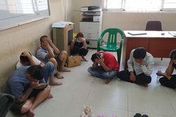 Con bạc quăng tiền tháo chạy tán loạn khi thấy Công an