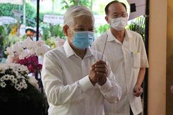 Nguyên Chủ tịch nước Nguyễn Minh Triết cùng nhân dân tiễn biệt nguyên Phó Thủ tướng Trương Vĩnh Trọng