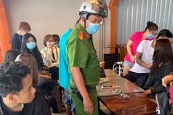 Bắt 15 thanh thiếu niên đánh bài trong quán cà phê, thu giữ 72 triệu đồng