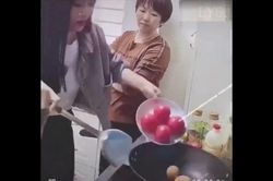 Clip: Mẹ cạn lời khi con gái đoảng vào bếp