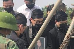 Hình ảnh cuối cùng trước khi chôn cất thi hài NSND Hoàng Dũng ở quê nhà: Con trai ôm chặt di ảnh, tiễn cha về với đất mẹ