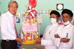Ninh Thuận: Thăm, chúc mừng nhân Đại lễ Đức Chí tôn đạo Cao Đài