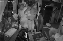 Tranh giành khách, nhà xe mang hung khí đe dọa, đánh người