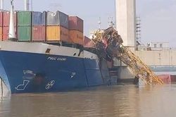 Tàu hàng đâm gãy cần cẩu đang thi công cầu Phước Khánh