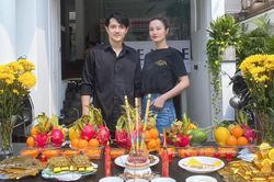 Nghệ sĩ Việt làm mâm cỗ cúng ngày vía Thần Tài