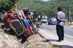 Tai nạn giao thông mới nhất hôm nay 21/2: Xe container 'ôm cua' lật đè lên xe máy khiến 1 người tử vong