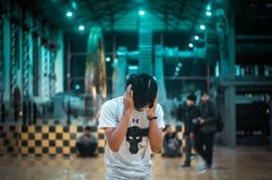 Khó chịu vì tiếng thở của người khác, người phụ nữ yêu cầu bác sĩ làm mình bị điếc