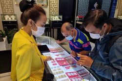 TPHCM: Tránh Covid-19, nhiều người tranh thủ đi mua vàng 'Thần Tài' từ sáng sớm