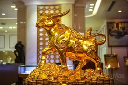 Người dân thích thú trước sản phẩm trâu vàng trong ngày vía Thần Tài