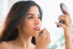 Phụ nữ có thể mãn kinh sớm vì trang điểm