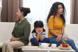 Mẹ chồng lên chăm cháu, con dâu đề nghị đóng góp tiền sinh hoạt