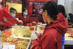 Khách khai báo y tế, mang găng tay trước khi mua vàng ngày vía thần Tài