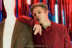 Jimin BTS lại gây bão mạng với hình ảnh đỏ chót ngọt lịm