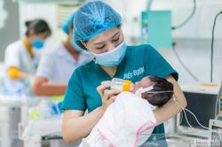 Cận cảnh công việc của những người 'đứng sau bục vinh quang'