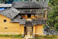 Tận mục căn nhà cổ trăm tuổi tại Hà Giang