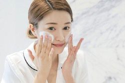 Da nhạy cảm nên rửa mặt như thế nào cho đúng?